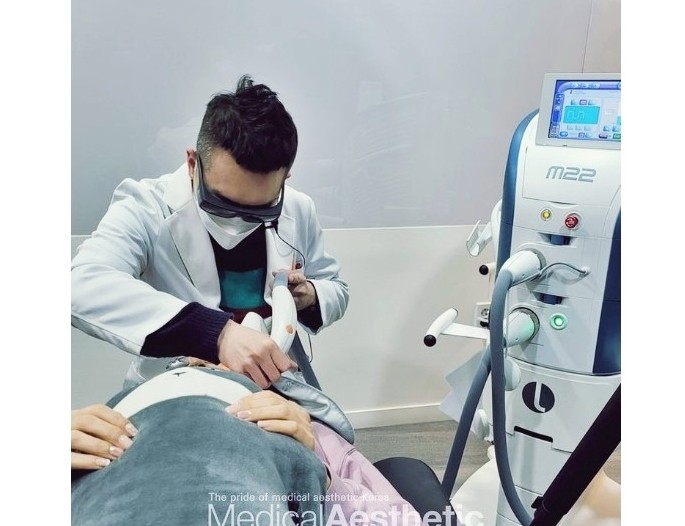 M22 IPL를 이용해 주사피부염 및 홍조를 치료하는 대표원장의 모습.