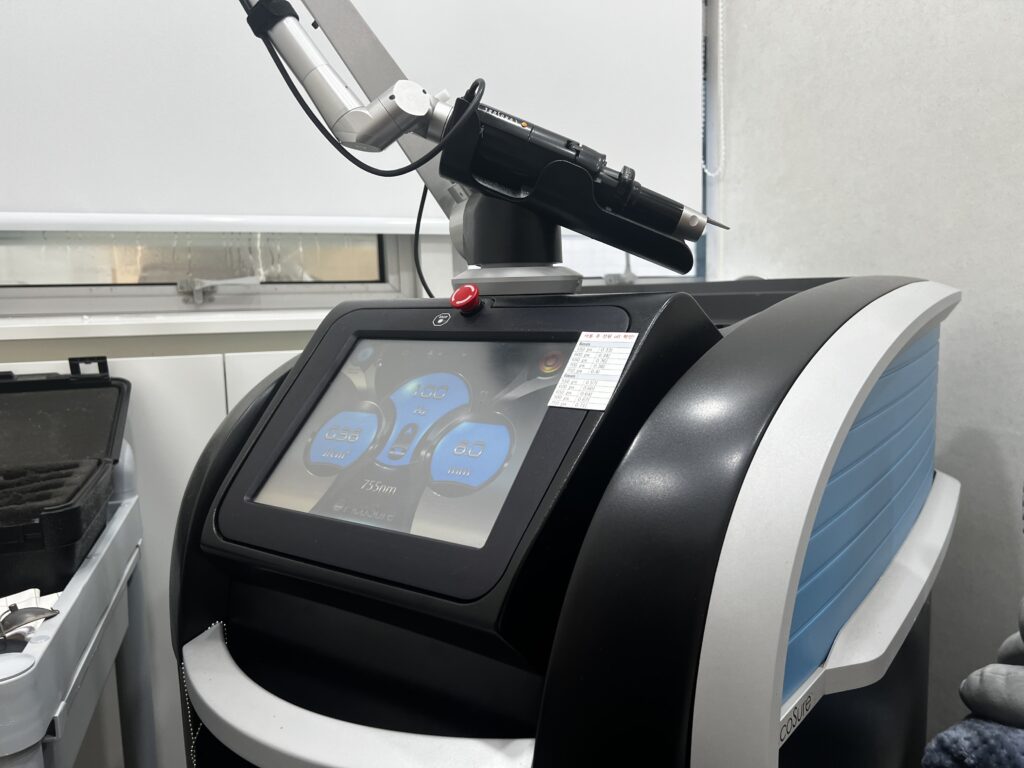 피코슈어 레이저는 여드름 염층 후 색소침착 및 흉터를 개선하기 위해 사용합니다.