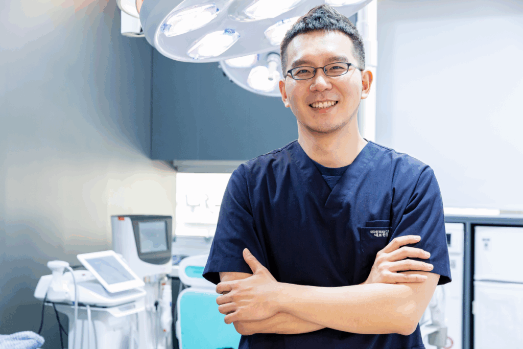 고양시 일산 리뉴앤영의원 대표원장 이우석이 피부과 선택 기준에 대해 설명하고 있는 모습