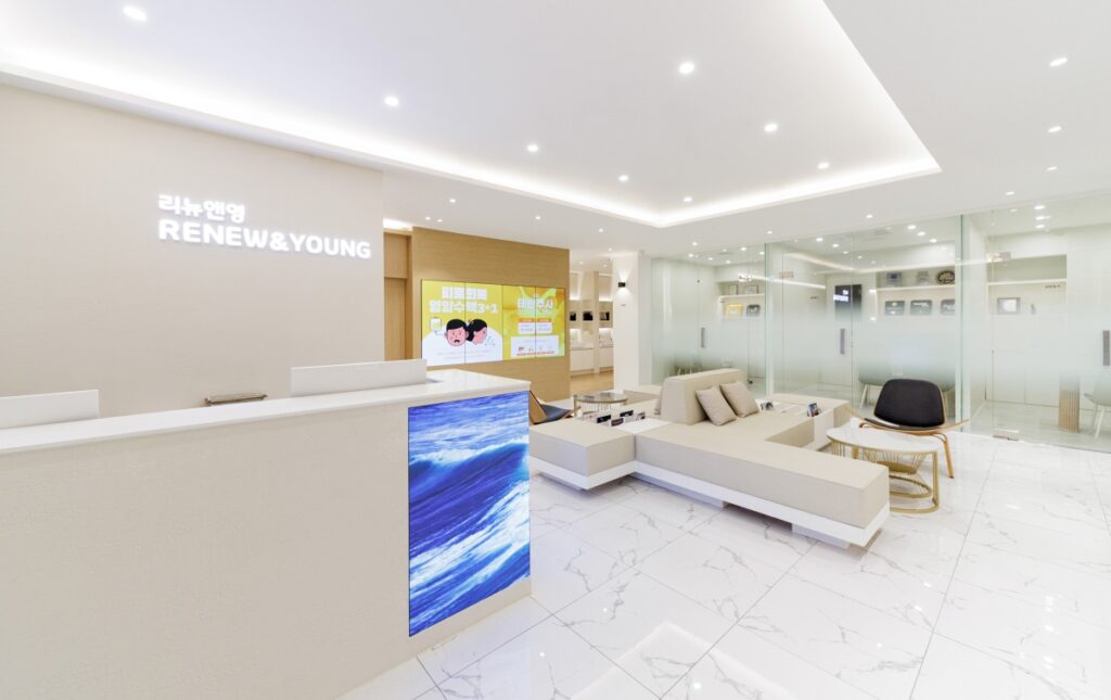 차분한 분위기의 고양시 일산 리뉴앤영의원 내부 전경으로, 환자가 편안하게 상담받을 수 있는 공간