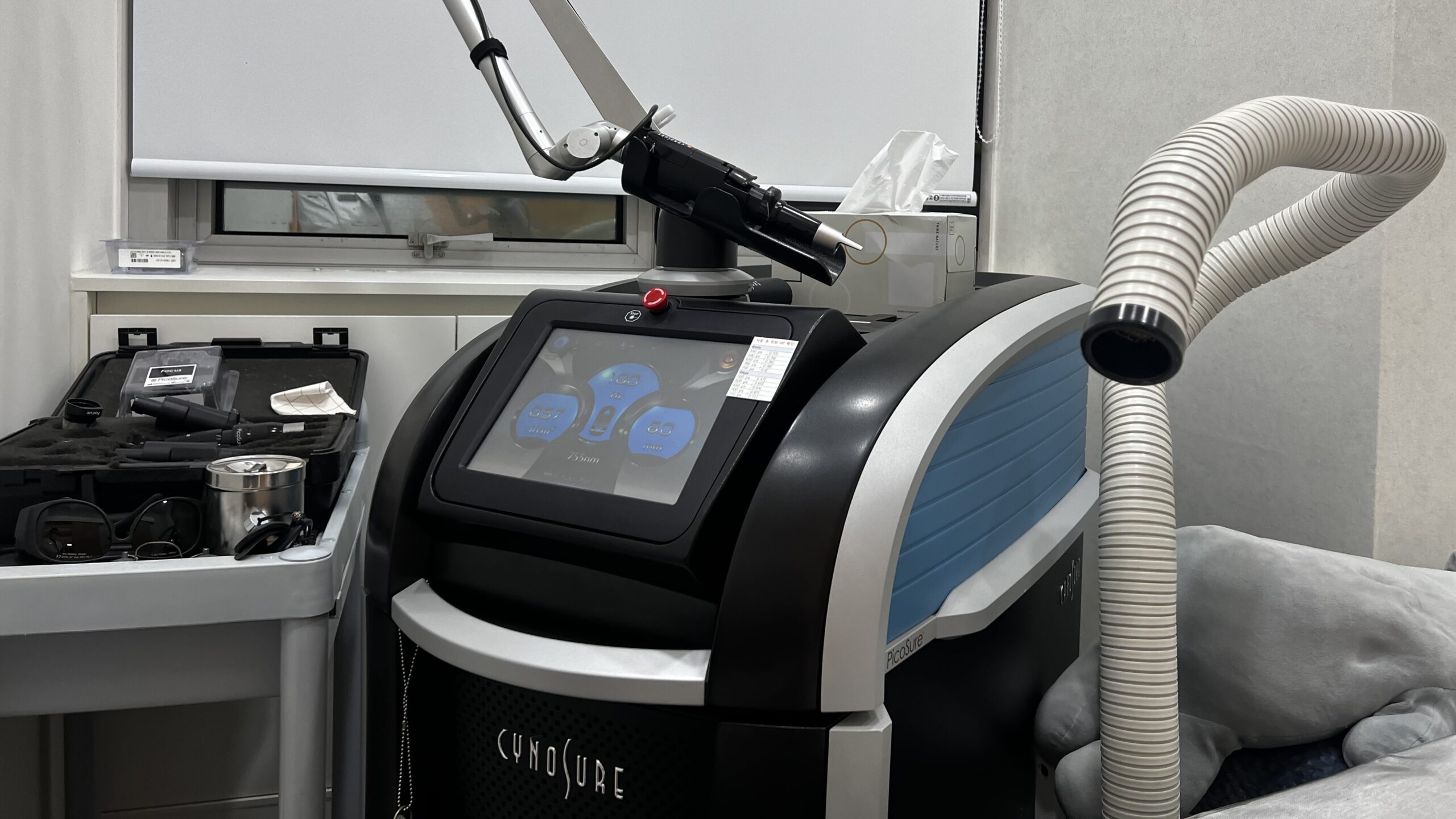 검버섯 치료에 멜라닌 흡광도 높은 피코슈어 레이저가 효과적 입니다.