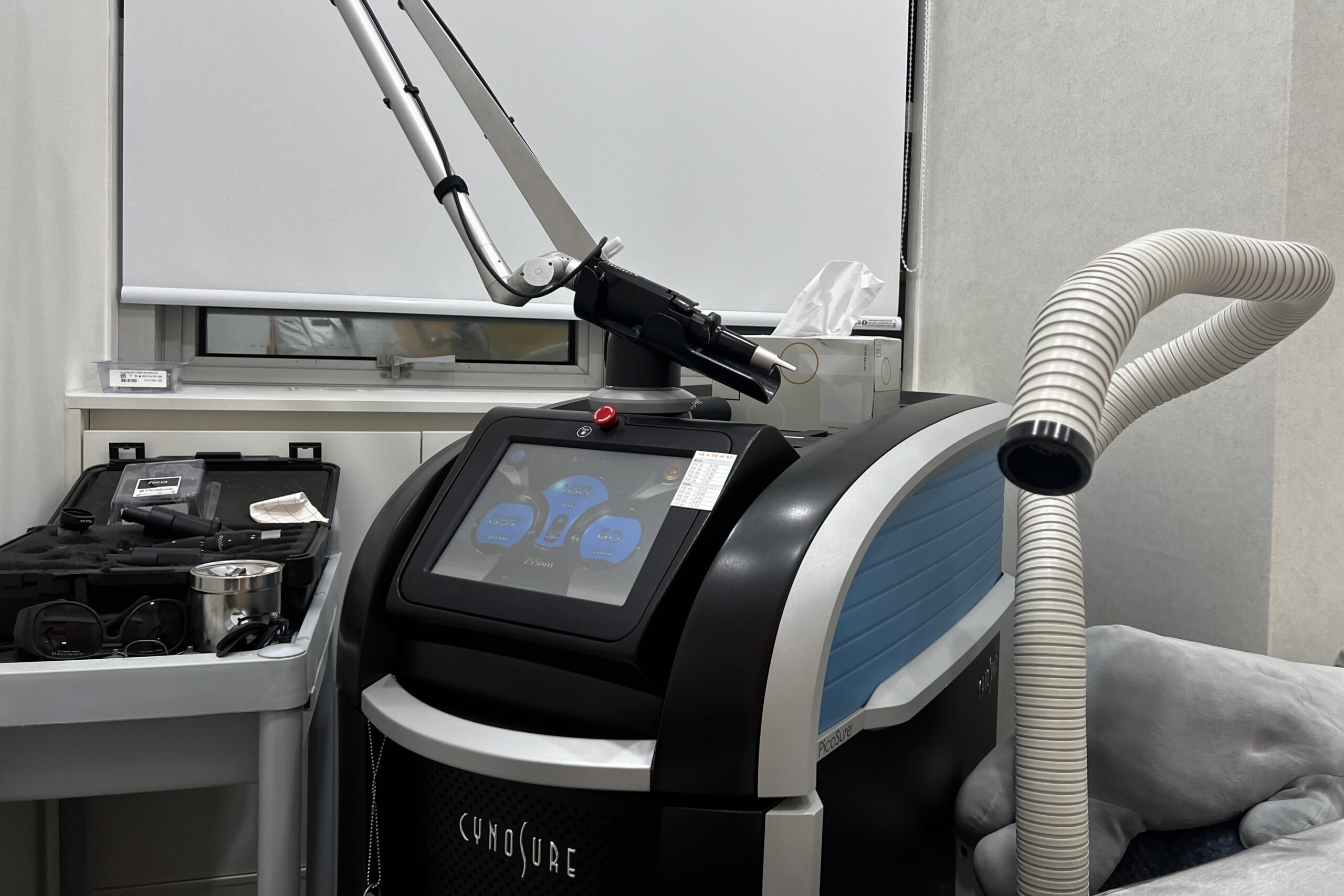 색소침착 개선에는 멜라닌 색소 흡광도가 높은 755nm 파장의 피코슈어가 효과적입니다.