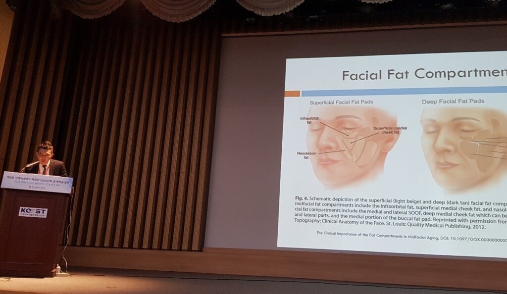 리뉴앤영 대표원장 이우석 학회 발표 모습