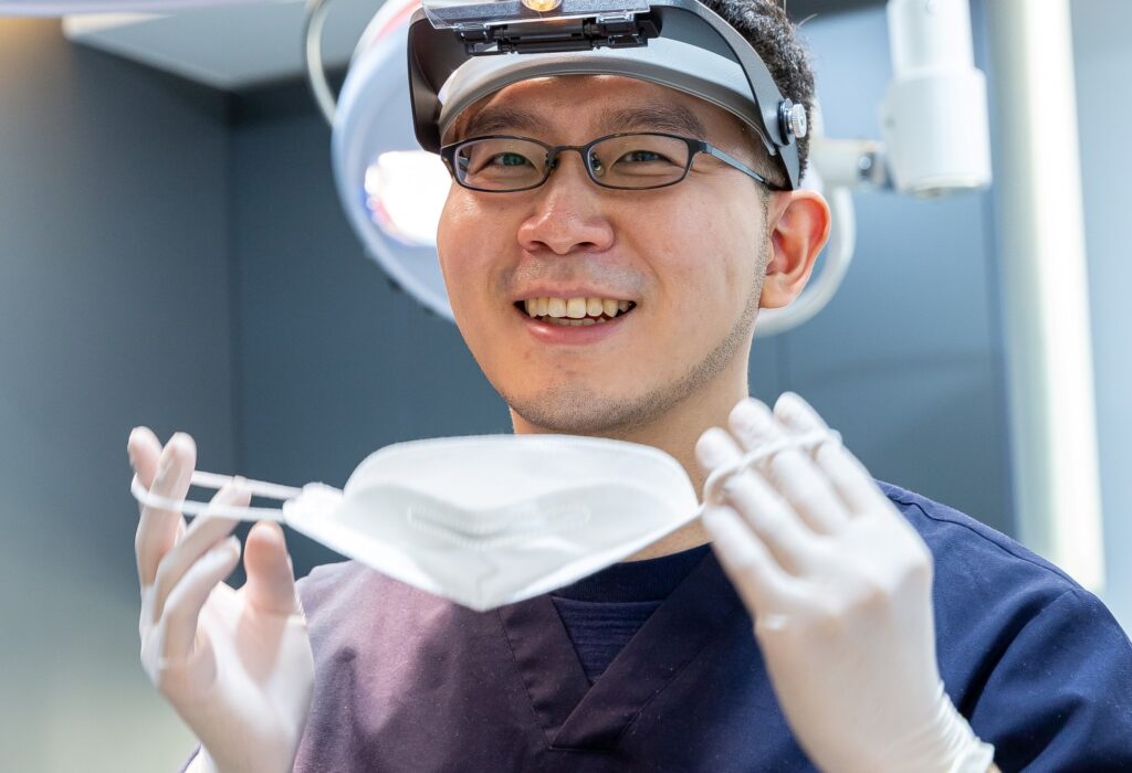 실리프팅 수술방에서 시술을 준비하며 웃고 있는 대표원장 이우석의 모습