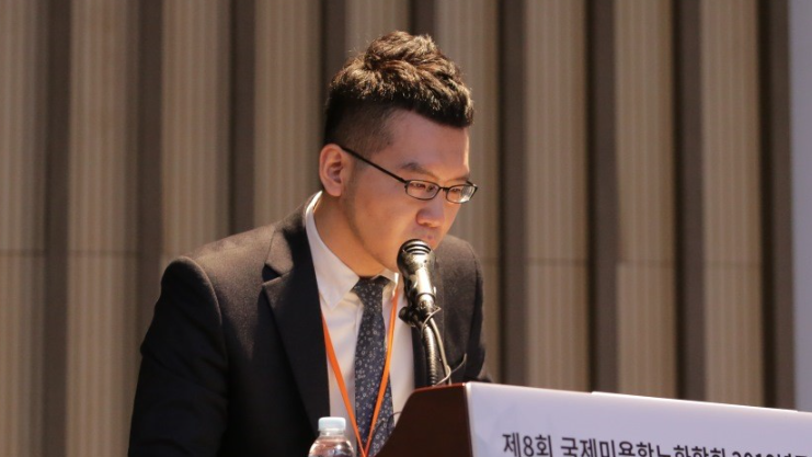 발표중인 리뉴앤영 대표원장.