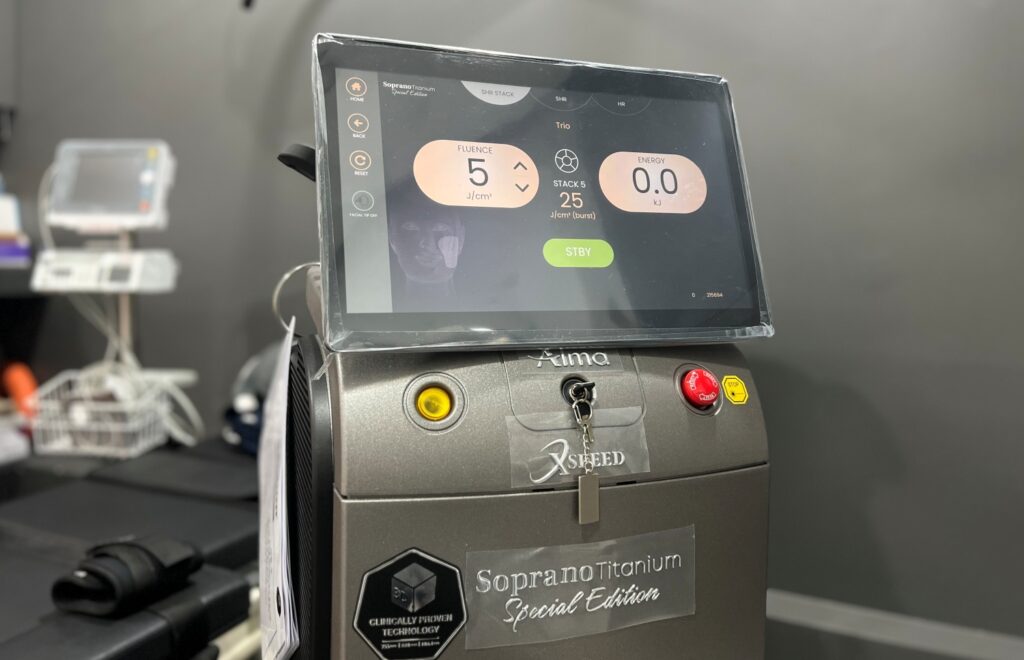 소프라노 티타늄 장비를 활용한 피부 리프팅 시술 장비 이미지, 잦은 시술로 인한 울쎄라 부작용을 피할 수 있다.