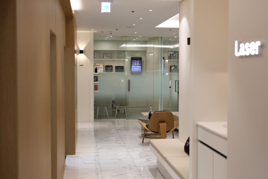 고양시 일산 정발산역 근처의 리뉴앤영 의원.