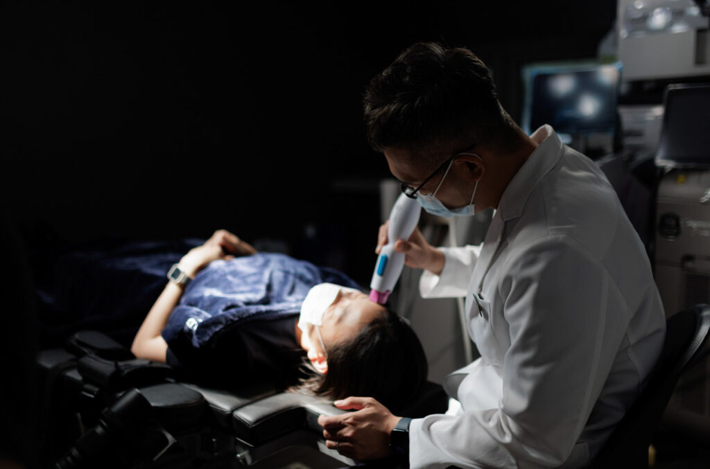 일산 리뉴앤영 의원에서 원장이 직접 써마지 시술을 진행하는 모습