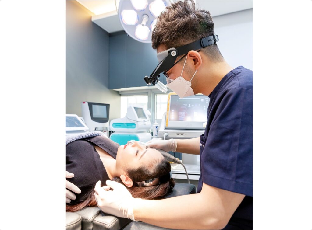 일산 울쎄라 시술을 진행 중인 리뉴앤영 대표원장 모습