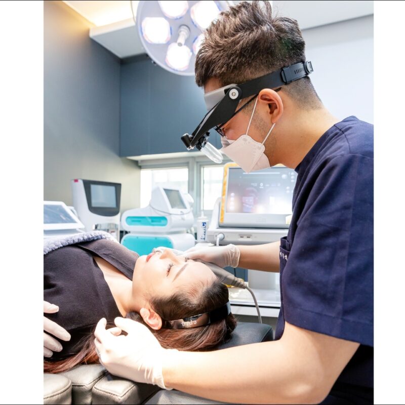 일산 리뉴앤영 대표원장이 울쎄라 시술을 진행하는 모습