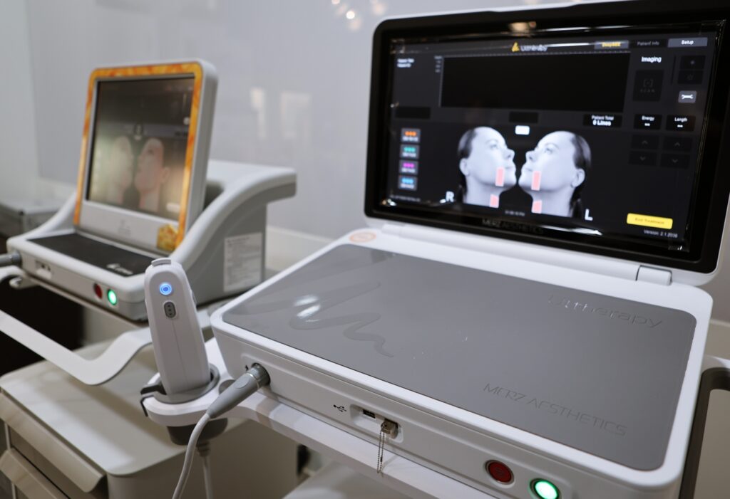 울쎄라 리프팅 장비의 구형과 신형 모델을 비교한 사진,