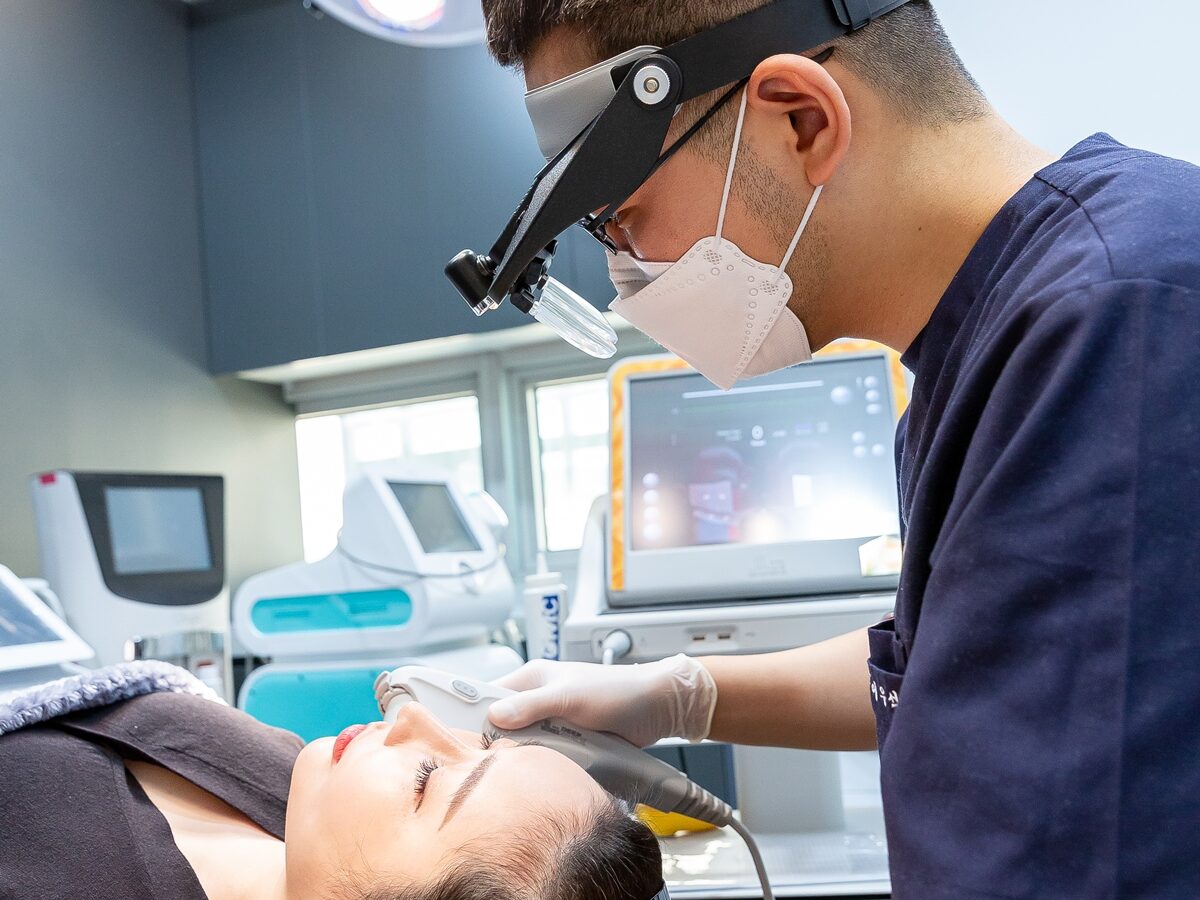 고양시 일산 리뉴앤영 의원에서 대표원장이 울쎄라 리프팅 시술을 하는 장면