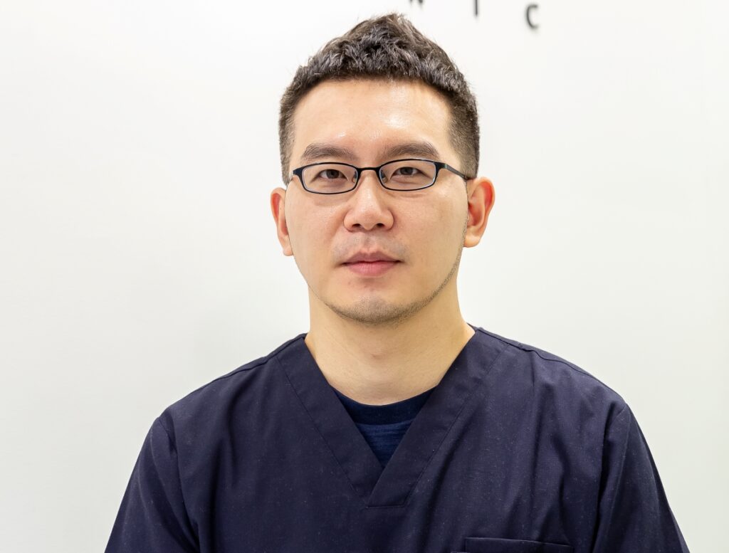 리뉴앤영 의원 대표원장 이우석