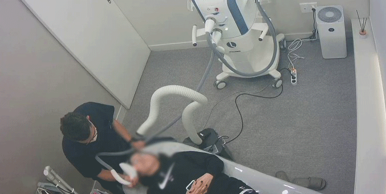 일산 피부과 잘 하는 곳 리뉴앤영 이우석 대표원장 레이저 시술 모습
