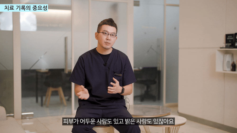 정발산 피부과 리뉴앤영의원 이우석 대표원장이 피부 상태에 따라 달라지는 레이저 반응과 치료 기준을 설명하는 모습