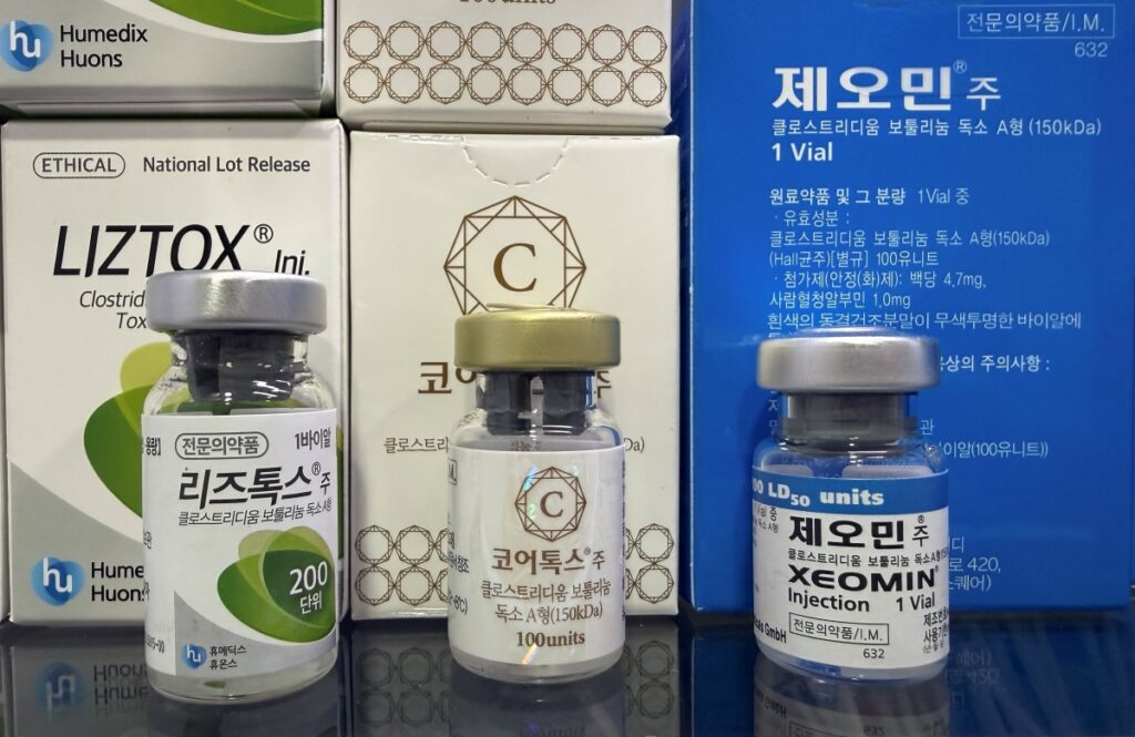 리뉴앤영 일산 허벅지 보톡스 시술에 사용되는 여러 보툴리눔 톡신 제품 패키지를 보여주는 이미지