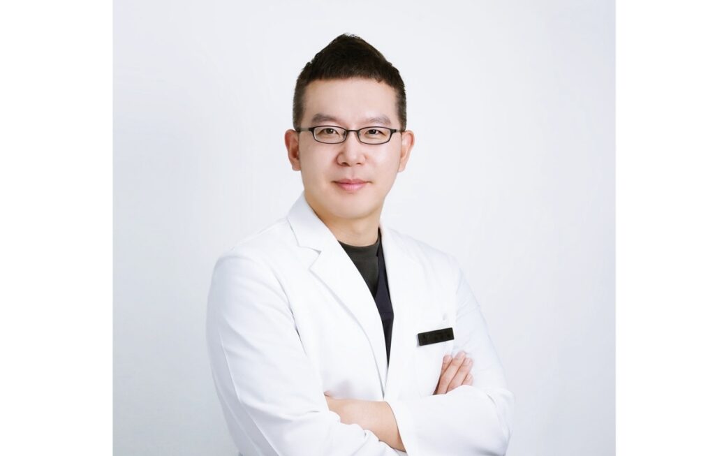 일산 아쿠아필 관리 기준을 설명하는 리뉴앤영 의원 대표원장 이우석