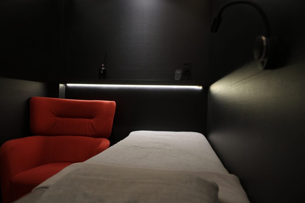 일산 리뉴앤영 의원에서 아쿠아필 관리를 진행하는 피부관리실 베드