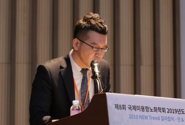 고양시 일산 리뉴앤영의원 대표원장 이우석이 피부과 학회에서 홍조와 혈관 치료 관련 내용을 발표하는 모습