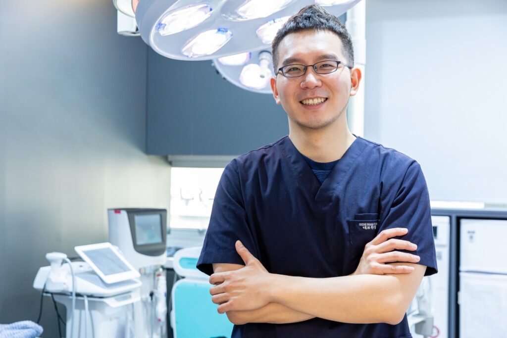일산 기미 치료 기준을 설명하는 리뉴앤영 의원 대표원장 이우석